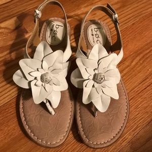 NEVER WORN b.o.c White Flower Sandals